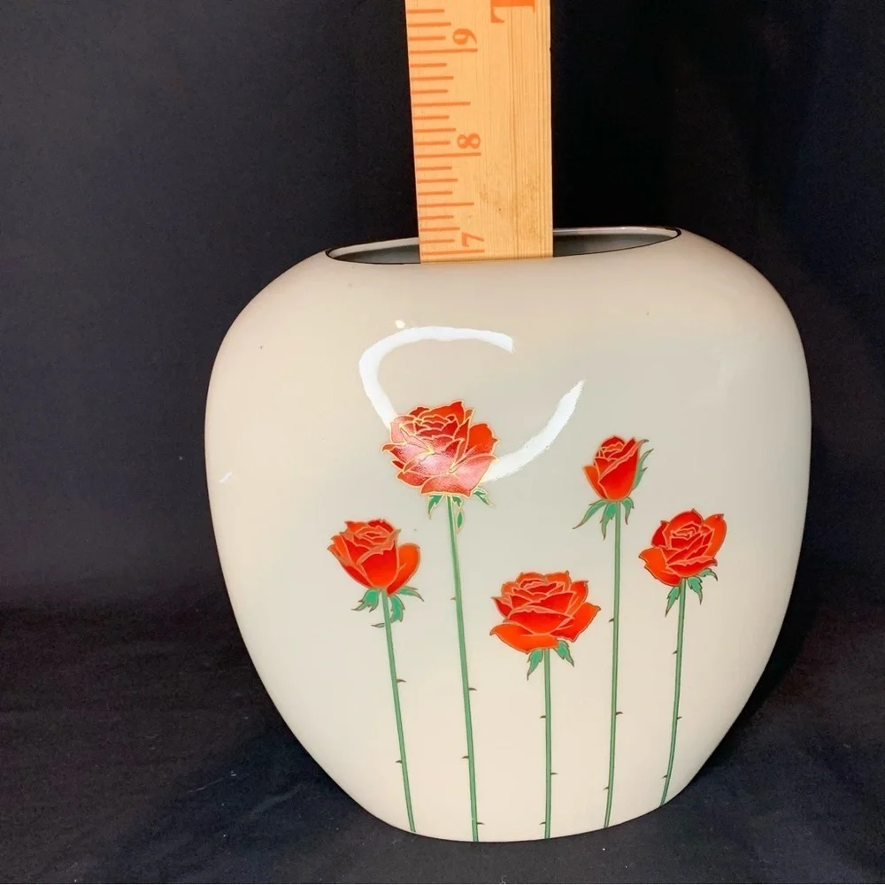 Otagiri Wide Pocket Elegant Beige Vase With Long Stems Red Roses
